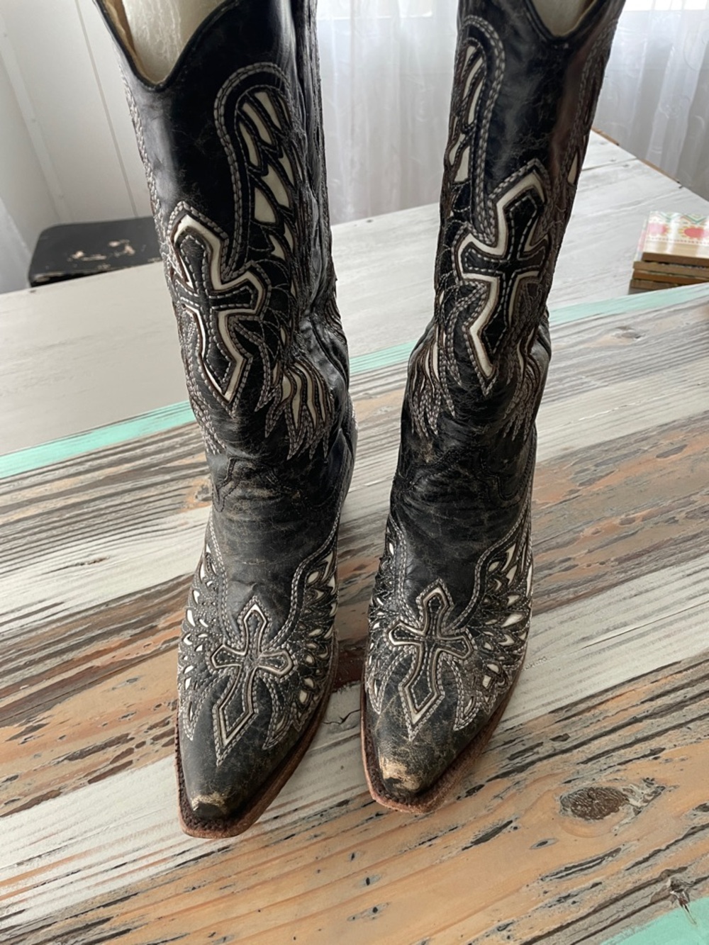 Ladies Corral Vintage Boots - Black with White Wings & Cross Design - Size 10M